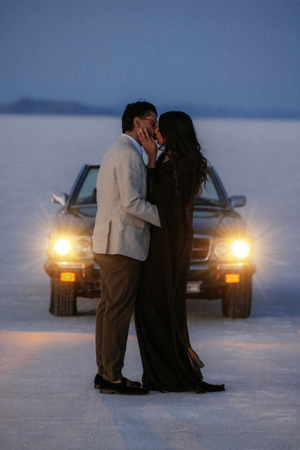 TheLightSeeker-Payal-Parth-Salt-Flats-Vintage-Car-Engagements-2026-55