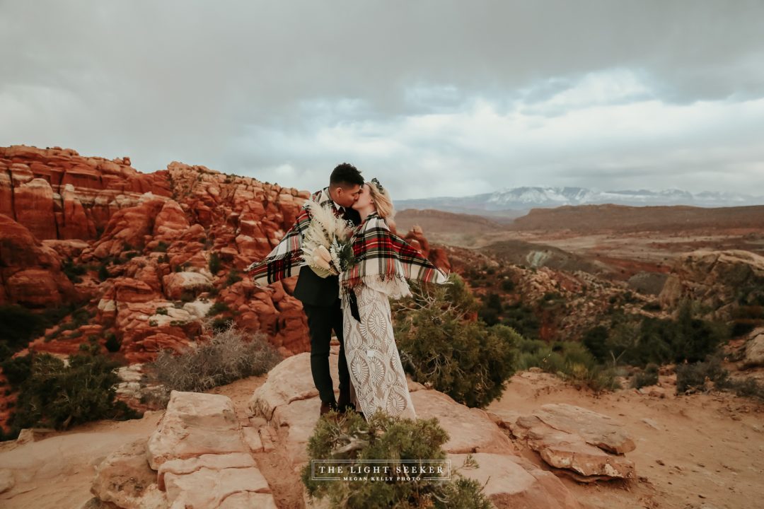 TheLightSeeker-Moab-ArchesNationalPark-Bridals-Wedding-Amber-Beni-142